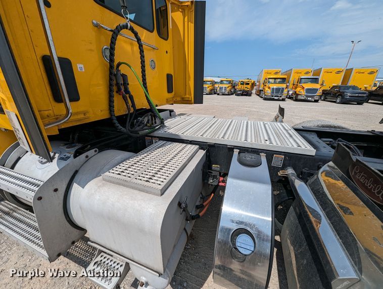 image for item MY9453 2019 Peterbilt 579  semi truck