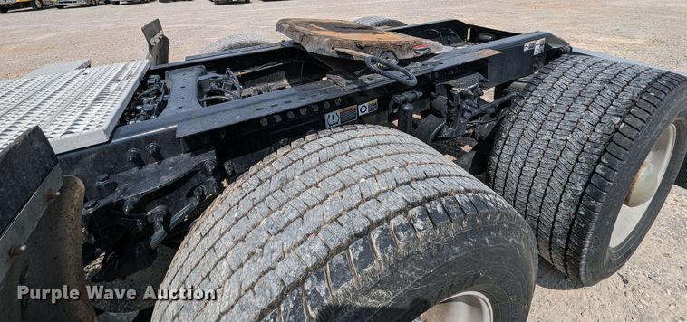 image for item MY9453 2019 Peterbilt 579  semi truck