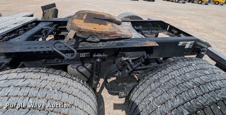 image for item MY9453 2019 Peterbilt 579  semi truck