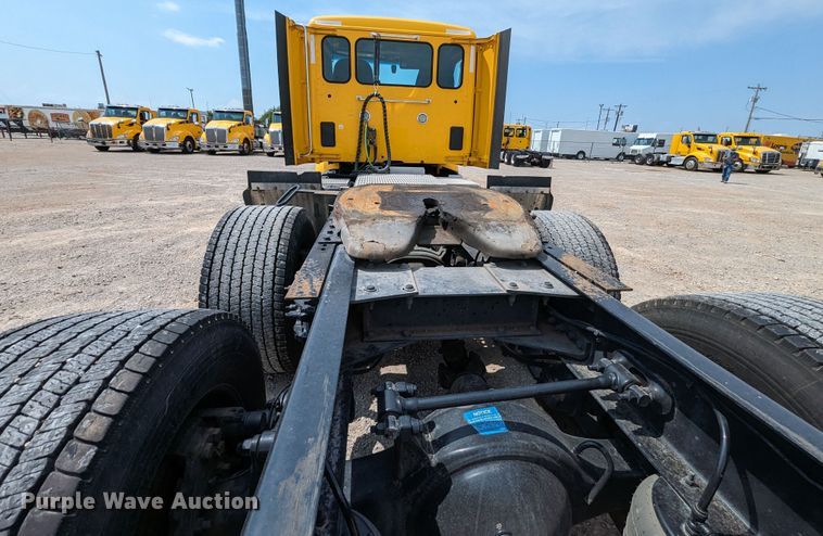 image for item MY9453 2019 Peterbilt 579  semi truck