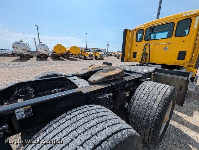 image for item MY9453 2019 Peterbilt 579  semi truck