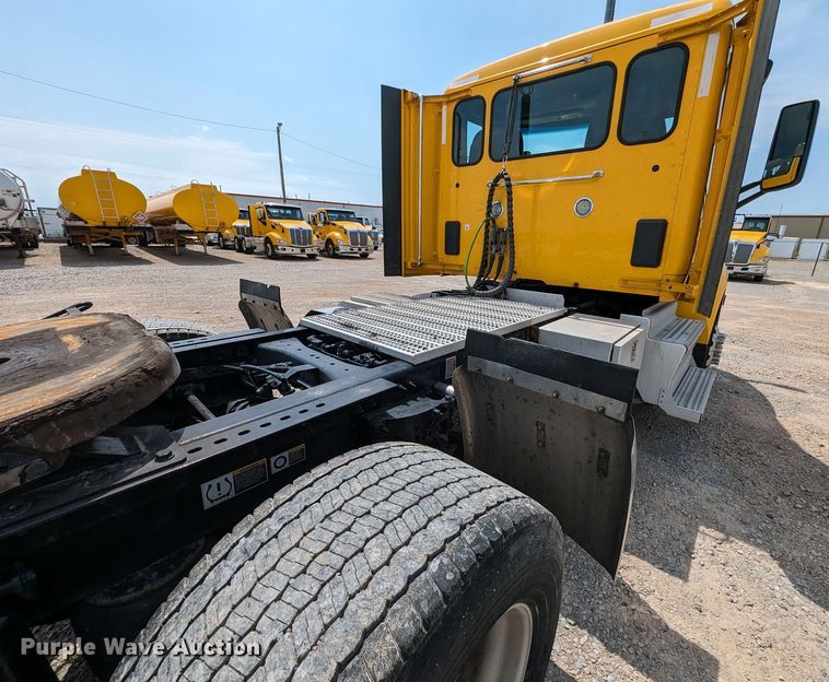 image for item MY9453 2019 Peterbilt 579  semi truck