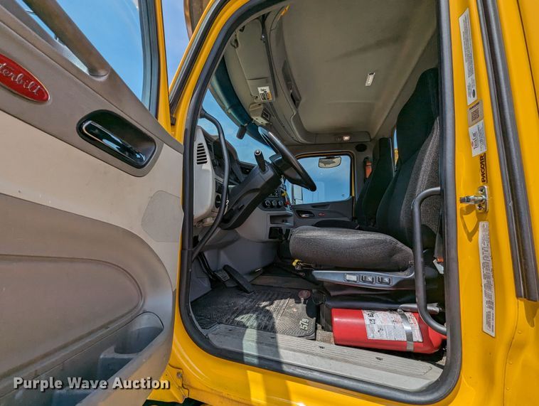 image for item MY9453 2019 Peterbilt 579  semi truck