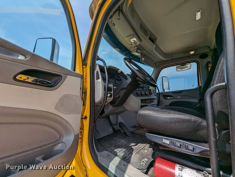 image for item MY9453 2019 Peterbilt 579  semi truck