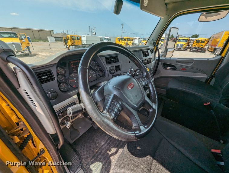 image for item MY9453 2019 Peterbilt 579  semi truck