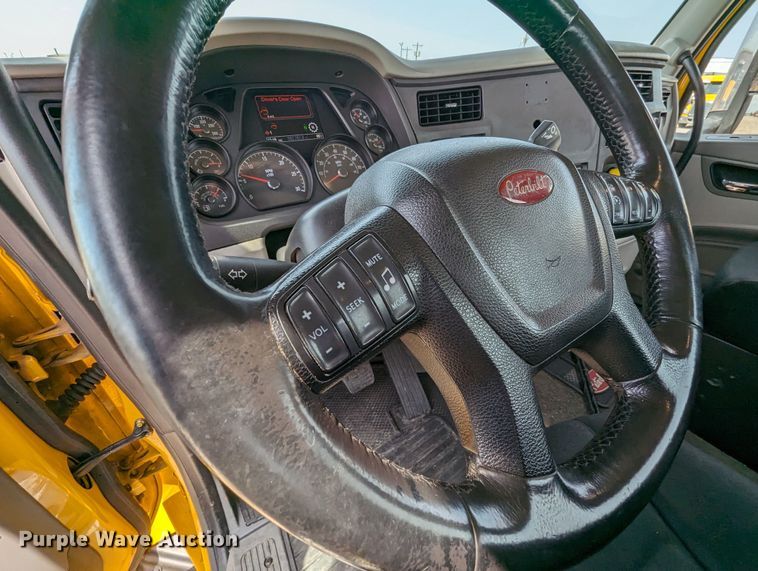 image for item MY9453 2019 Peterbilt 579  semi truck