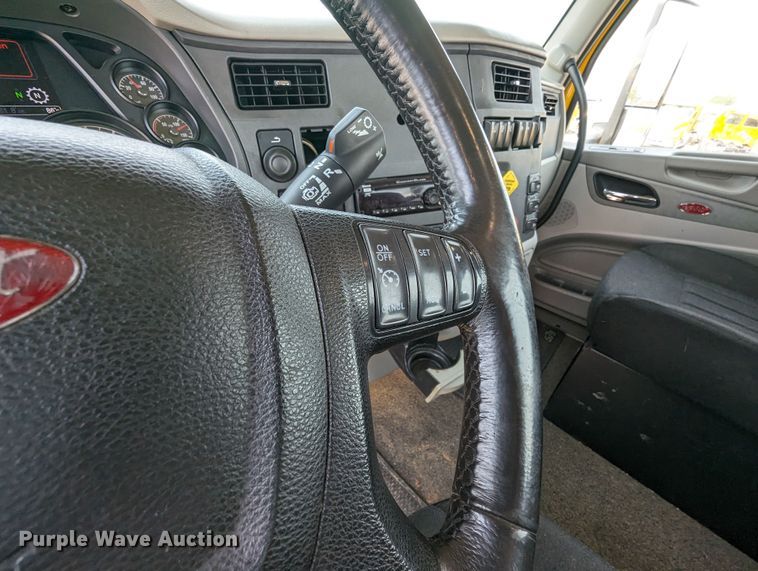 image for item MY9453 2019 Peterbilt 579  semi truck