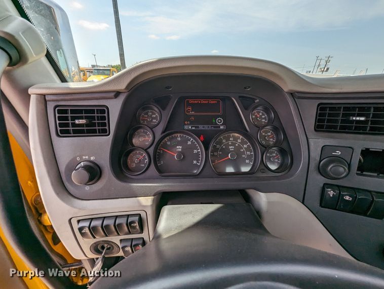 image for item MY9453 2019 Peterbilt 579  semi truck