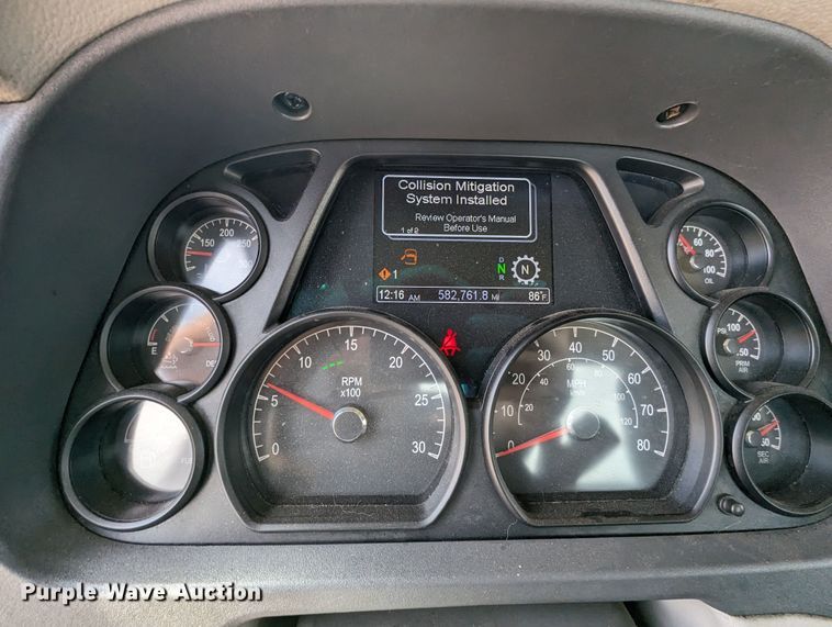 image for item MY9453 2019 Peterbilt 579  semi truck