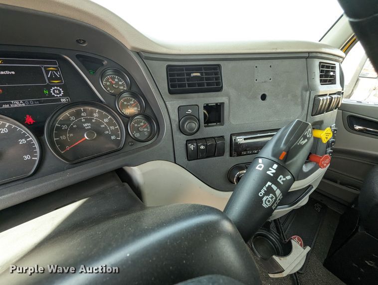 image for item MY9453 2019 Peterbilt 579  semi truck