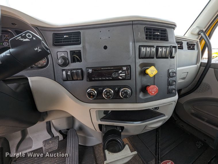 image for item MY9453 2019 Peterbilt 579  semi truck