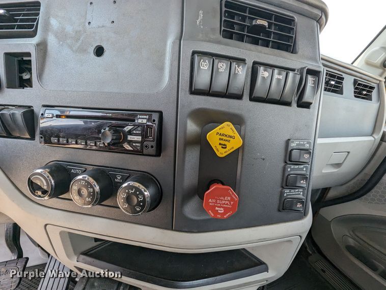 image for item MY9453 2019 Peterbilt 579  semi truck