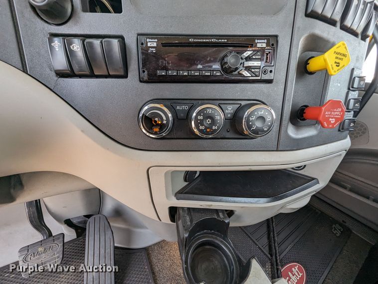 image for item MY9453 2019 Peterbilt 579  semi truck