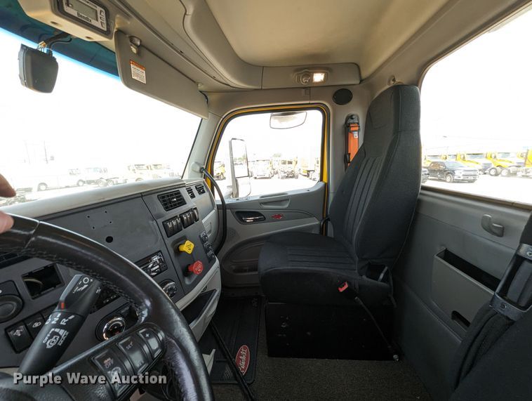 image for item MY9453 2019 Peterbilt 579  semi truck