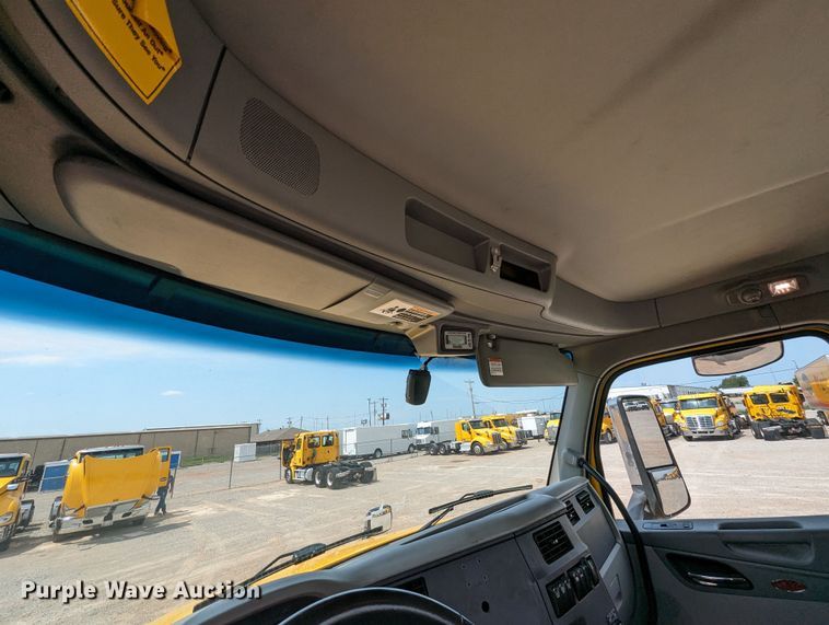 image for item MY9453 2019 Peterbilt 579  semi truck