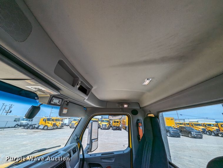 image for item MY9453 2019 Peterbilt 579  semi truck