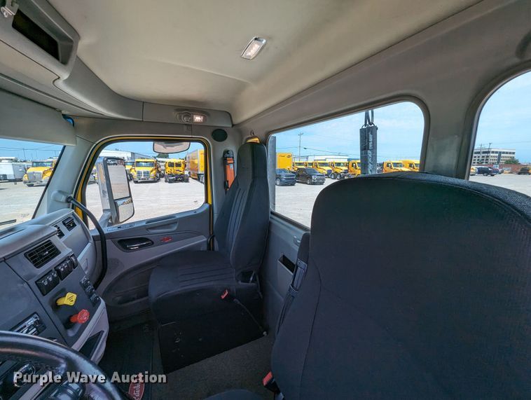 image for item MY9453 2019 Peterbilt 579  semi truck