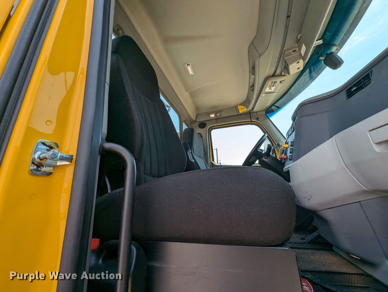 image for item MY9453 2019 Peterbilt 579  semi truck