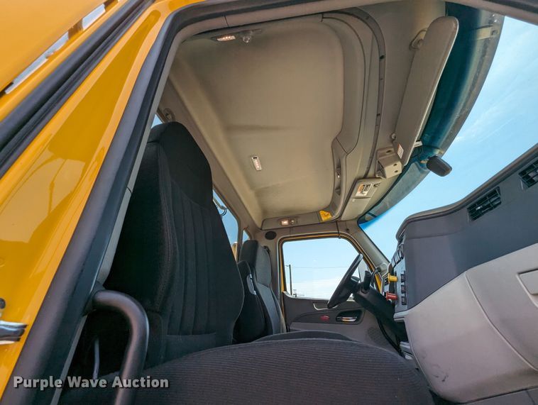 image for item MY9453 2019 Peterbilt 579  semi truck