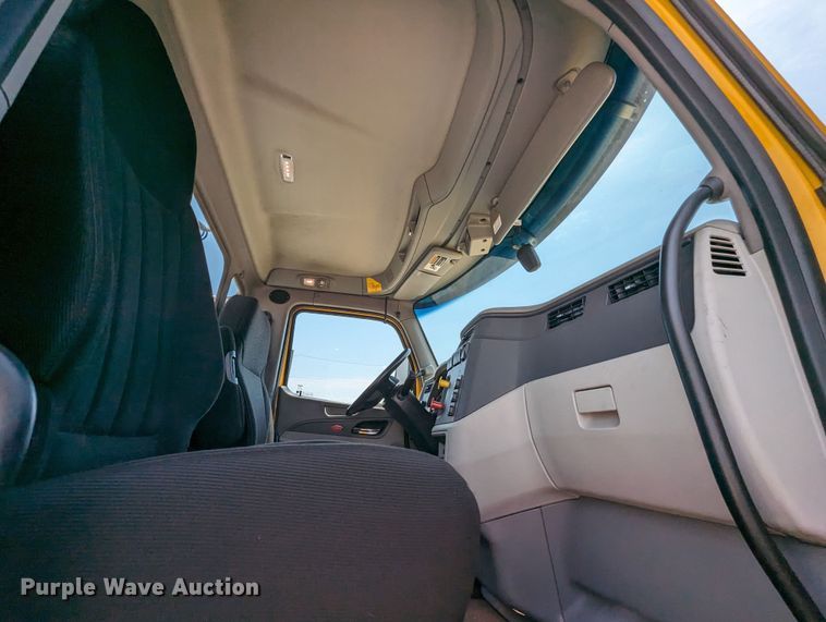 image for item MY9453 2019 Peterbilt 579  semi truck