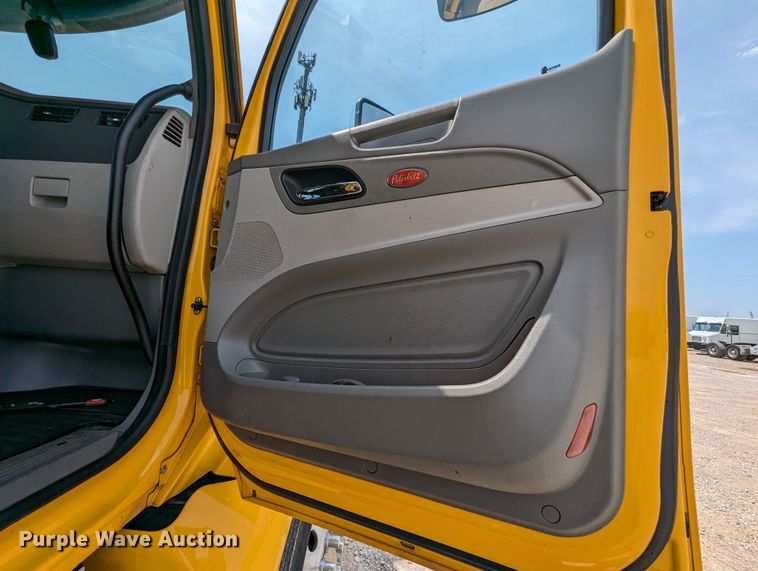 image for item MY9453 2019 Peterbilt 579  semi truck