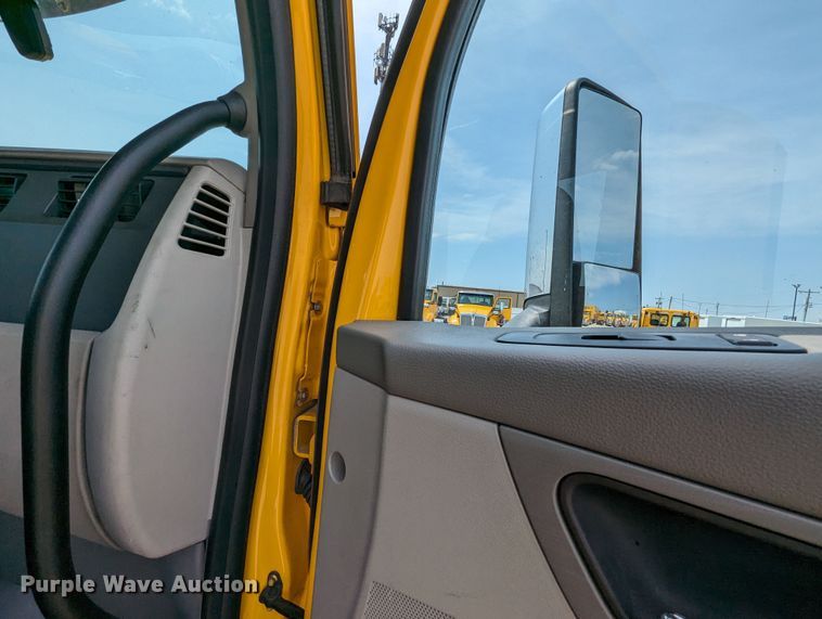 image for item MY9453 2019 Peterbilt 579  semi truck