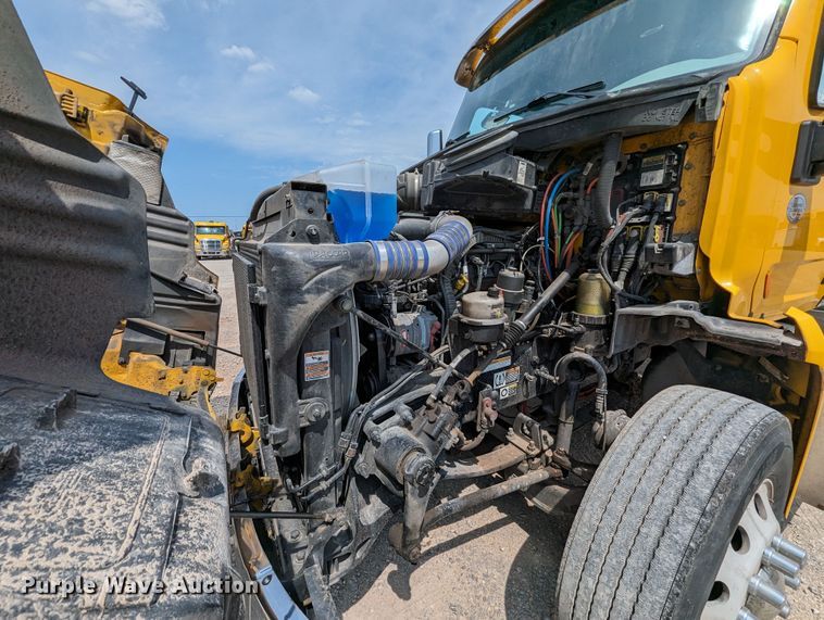 image for item MY9453 2019 Peterbilt 579  semi truck