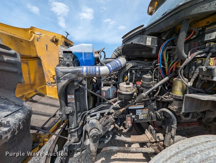 image for item MY9453 2019 Peterbilt 579  semi truck