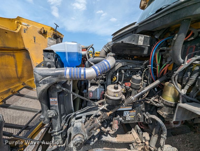 image for item MY9453 2019 Peterbilt 579  semi truck