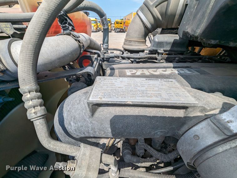 image for item MY9453 2019 Peterbilt 579  semi truck