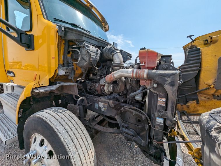 image for item MY9453 2019 Peterbilt 579  semi truck