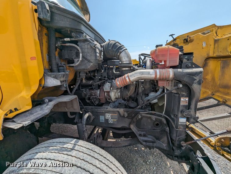 image for item MY9453 2019 Peterbilt 579  semi truck