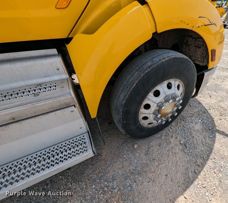 image for item MY9453 2019 Peterbilt 579  semi truck