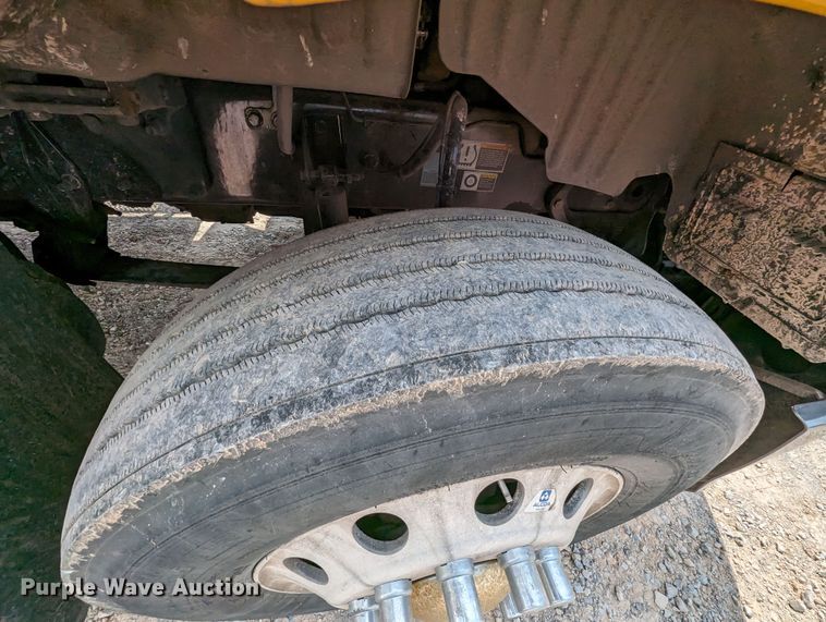 image for item MY9453 2019 Peterbilt 579  semi truck