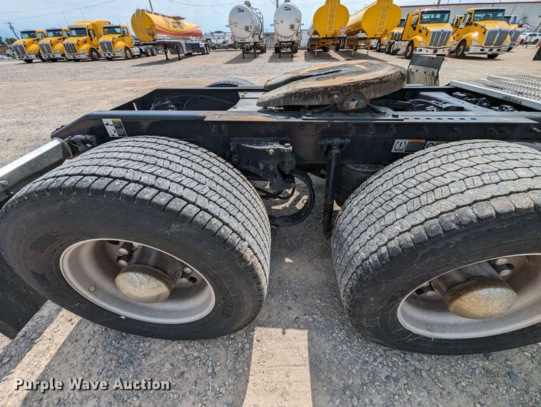 image for item MY9453 2019 Peterbilt 579  semi truck