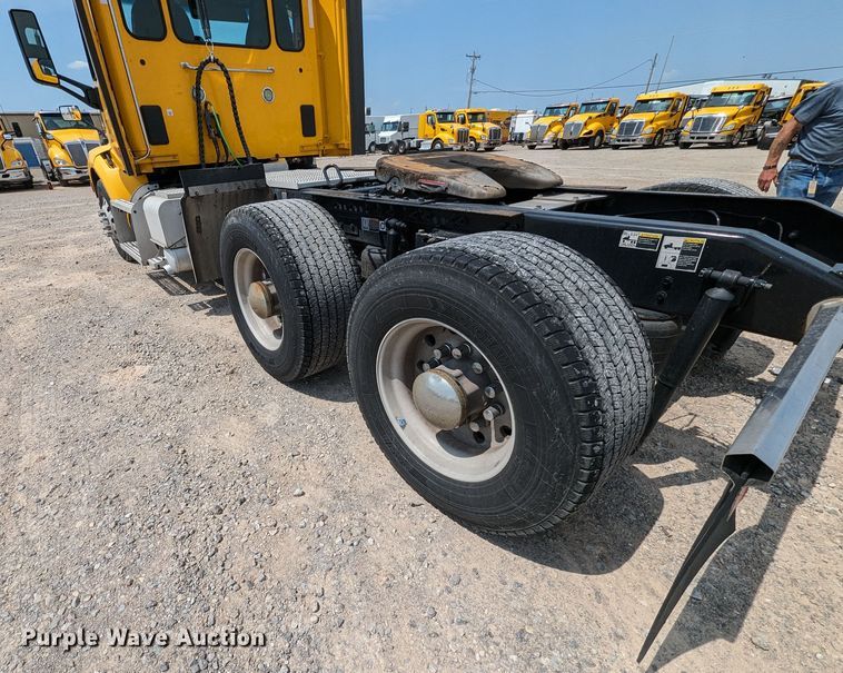 image for item MY9453 2019 Peterbilt 579  semi truck