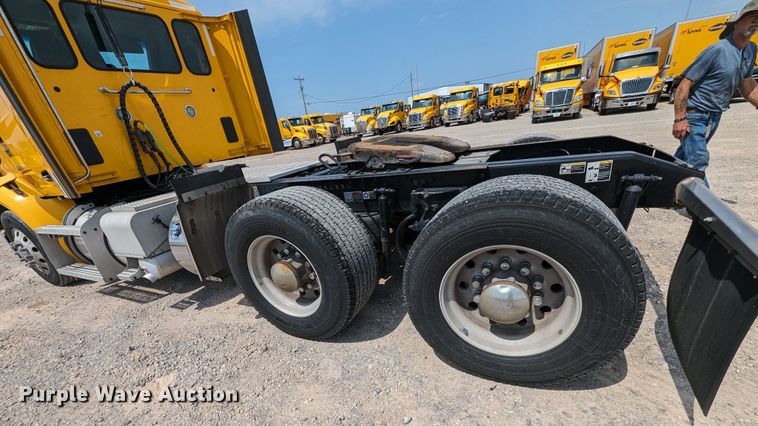 image for item MY9453 2019 Peterbilt 579  semi truck