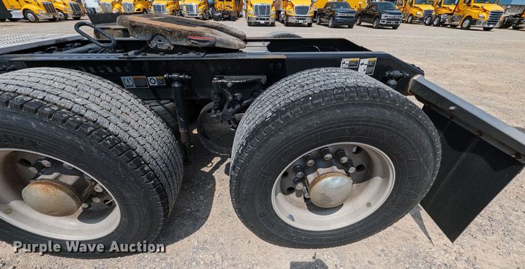 image for item MY9453 2019 Peterbilt 579  semi truck