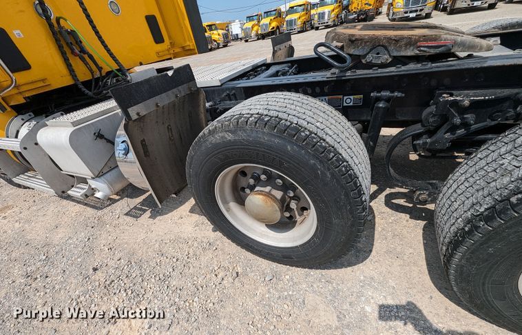 image for item MY9453 2019 Peterbilt 579  semi truck