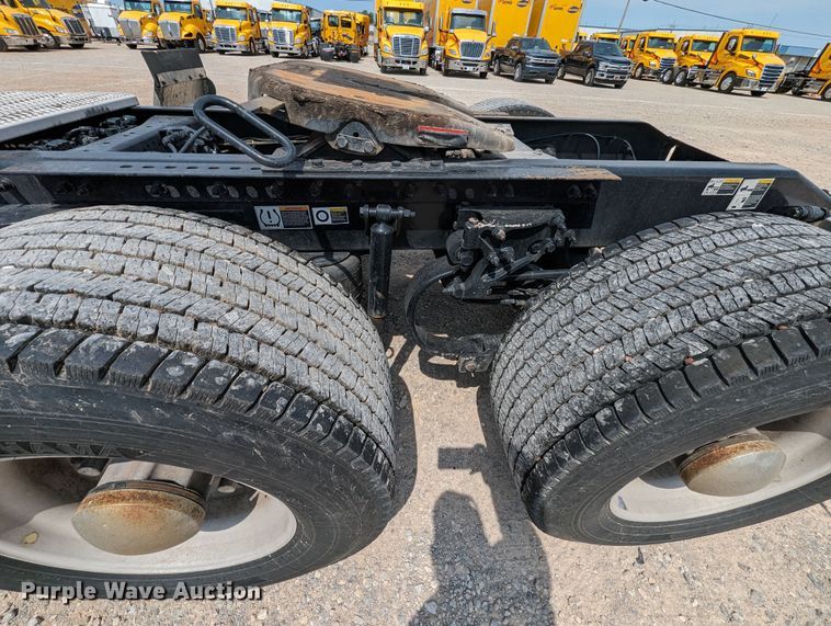 image for item MY9453 2019 Peterbilt 579  semi truck