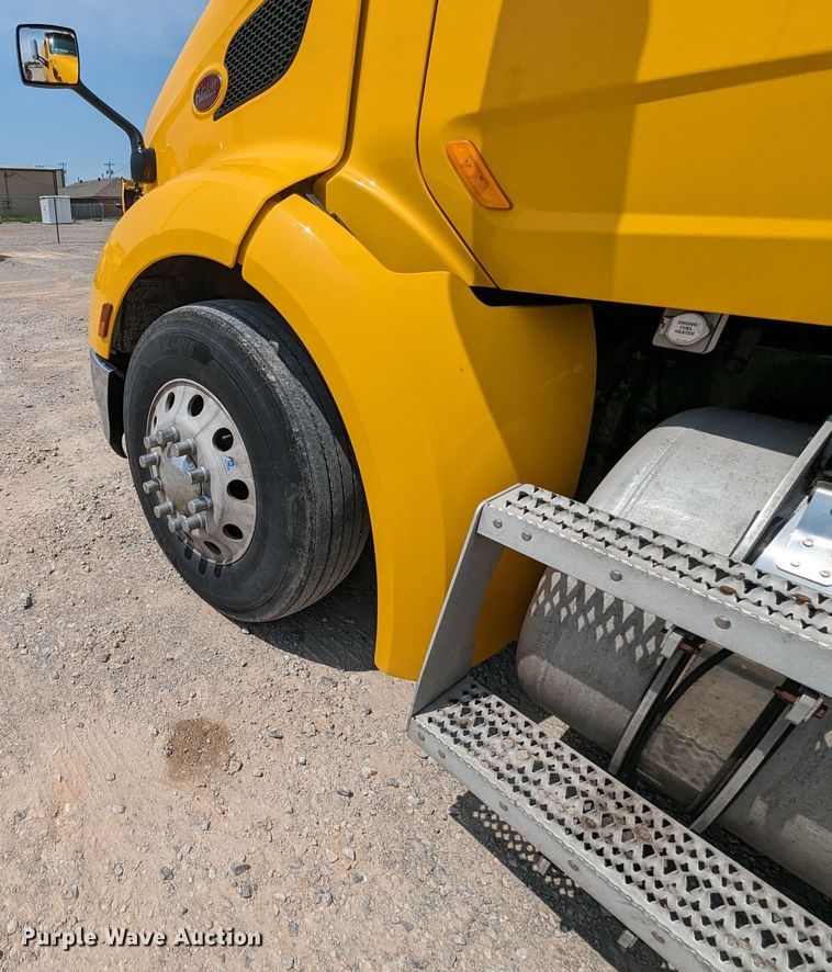 image for item MY9453 2019 Peterbilt 579  semi truck
