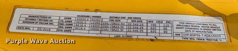 image for item MY9453 2019 Peterbilt 579  semi truck