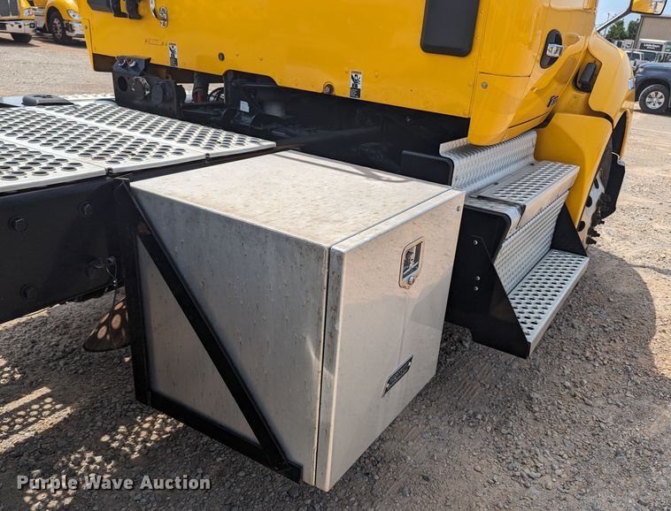 image for item MY9455 2019 Kenworth T680  semi truck