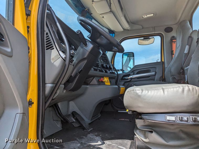 image for item MY9455 2019 Kenworth T680  semi truck