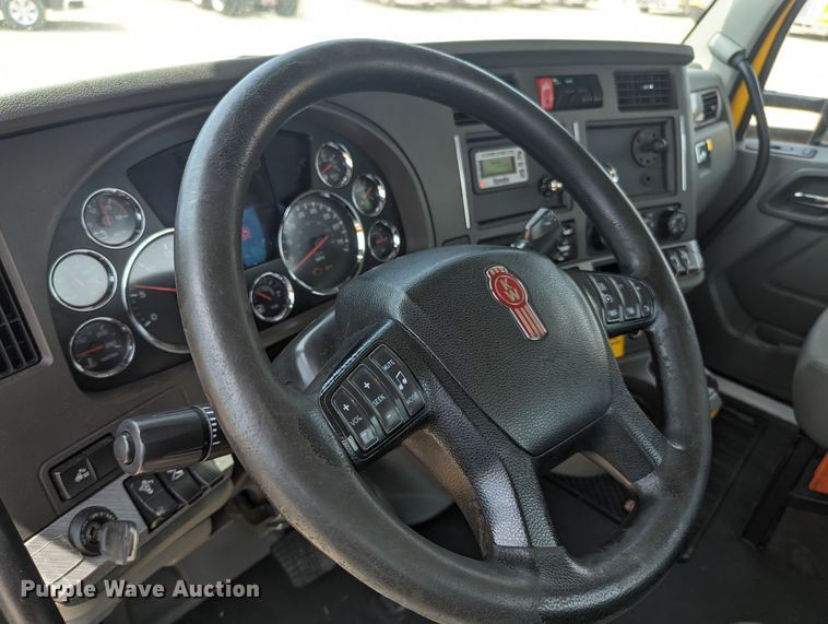 image for item MY9455 2019 Kenworth T680  semi truck