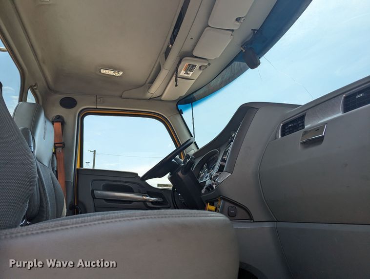 image for item MY9455 2019 Kenworth T680  semi truck