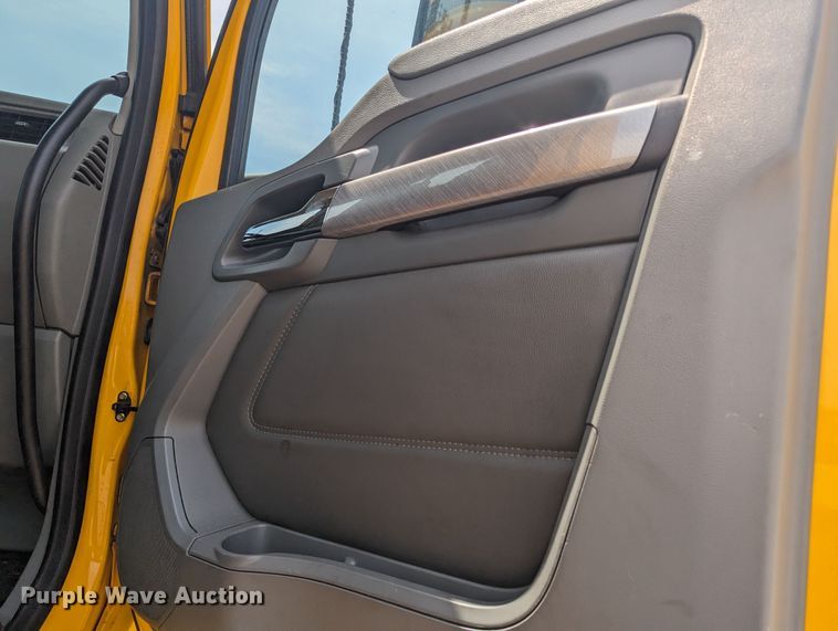 image for item MY9455 2019 Kenworth T680  semi truck