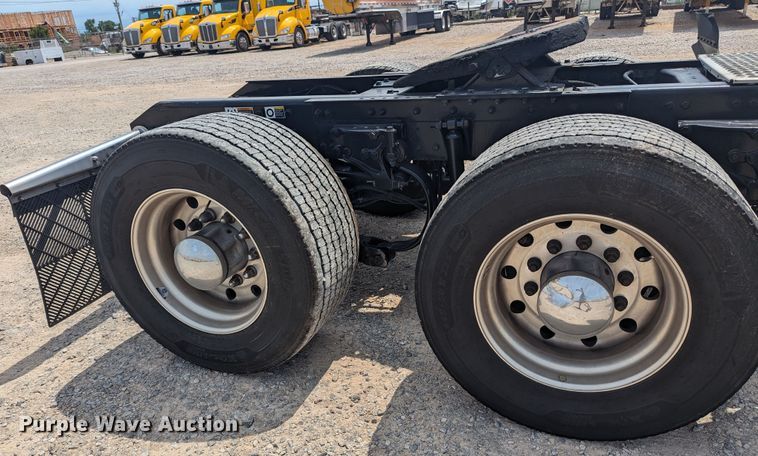 image for item MY9455 2019 Kenworth T680  semi truck