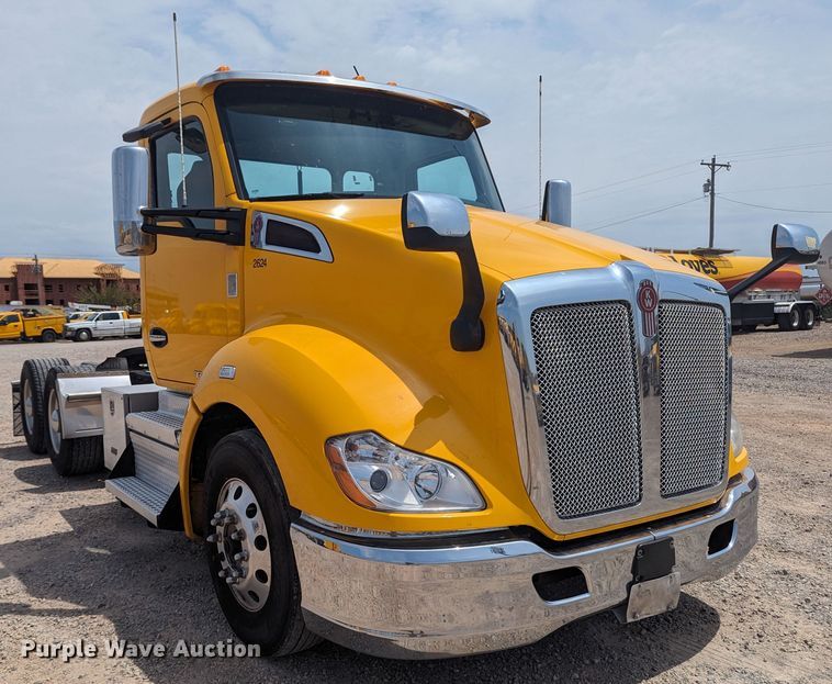 image for item MY9456 2019 Kenworth T680  semi truck
