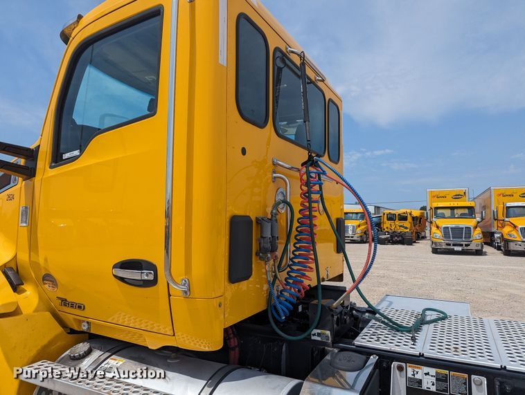 image for item MY9456 2019 Kenworth T680  semi truck